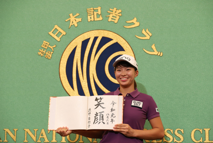 Hinako Shibuno speaks before press after she won the Women s British Open golf championship August 6, 2019, Tokyo, Japan   The new Women s British Open golf champion Hinako Shibuno displays a calligraphy of  smile  after she spoke before press at the Japan National Press Club in Tokyo on Tuesday, August 6, 2019. 20 year old  Smile Cinderella  Shibuno clinched victory of a major title with 270 strokes, 18 under par at the Woburn Glof Club in England on August 4.    Photo by Yoshio Tsunoda AFLO 