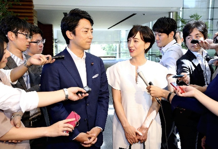 Shinjiro Koizumi, a member of the House of Representatives, and Christel Takigawa answer questions from reporters after reporting their marriage. Shinjiro Koizumi, a member of the House of Representatives  left , and Christel Takigawa answer journalists  questions after reporting their marriage to Prime Minister Abe. At the Prime Minister s official residence. Shinjiro Koizumi, a member of the House of Representatives of the Liberal Democratic Party, and Christel Takigawa, a freelance announcer, announced on April 7 that they are getting married. According to Koizumi, Takigawa is pregnant and is due to give birth in the new year. She spoke to reporters after informing Prime Minister Abe and Chief Cabinet Secretary Kan at the prime minister s residence.Photo taken August 7, 2019. The same August 8 morning edition of  Senator Shinjiro and Ms. Takigawa to marry  was published.
