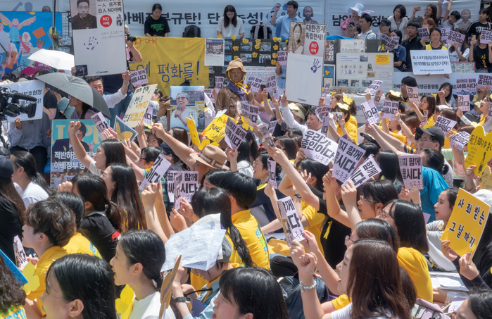 People attend the 1,400th weekly protest against Japan s wartime sex slavery in front of the Japanese Embassy in Seoul The 1,400th Wednesday Rally against Japan s wartime sex slavery, August 14, 2019 : People attend the 1,400th weekly protest against Japan s wartime sex slavery in front of the Japanese Embassy in Seoul, South Korea. August 14 is International Memorial Day for Comfort Women, which is the date the late Kim Hak Sun, a former comfort woman, first publicly testified in 1991 about Japan operating an organized military brothel program during World War II. According to local media, historians say up to 200,000 women, mostly Koreans, were coerced into sexual servitude in front line Japanese brothels during World War II when the Korean Peninsula was a Japanese colony.  Photo by Lee Jae Won AFLO   SOUTH KOREA 
