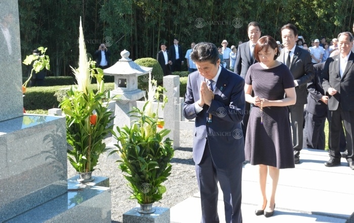 Prime Minister Shintaro Abe  center  holds hands at the grave of his father, former Foreign Minister Shintaro. Behind him is Mrs. Akie. Prime Minister Shintaro Abe  center  holds hands at the grave of his father, former Foreign Minister Shintaro. Behind him is his wife Akie, photographed by Naoki Sugi on August 13, 2019 in Nagato City, Yamaguchi Prefecture.