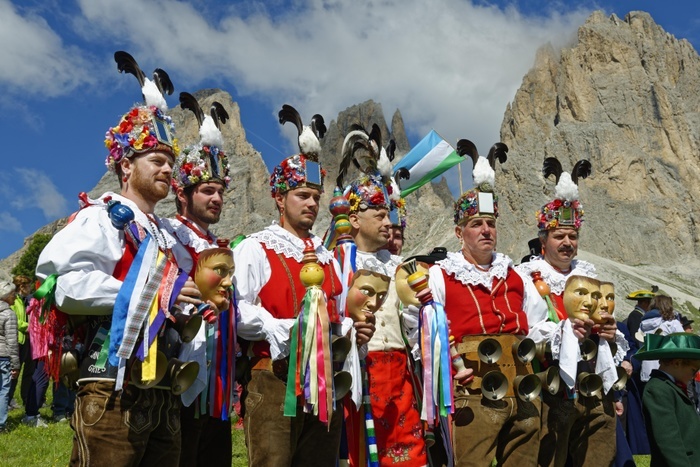 Grop de La Mescres, Ciannacei, Canazei, carnival costume, local costume group, Fest zur ladinischen Einheit 1946, Sella, Dolomites, South Tyrol, Italy, Europe, Photo by Bildverlag Bahnmüller
