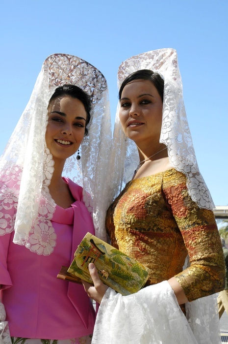 Women with Mantilla , Feria de Abril , Sevilla , Andalusia , Europe, Photo by White Star / Monica Gumm