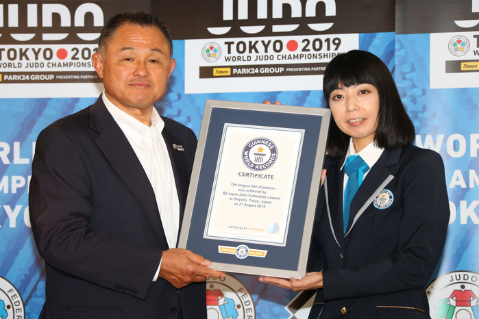 The All Japan Judo Federation sets a Guinness World Record  Yamashita Yasuhiro, President of the All Japan Judo Federation, receives the Certificate of the Guinness World Records in Tokyo, Japan on August 21, 2019. The All Japan Judo Federation sets a Guinness World Record for the world s longest poster featuring judoka photos from all over the world.  Photo by Pasya AFLO 