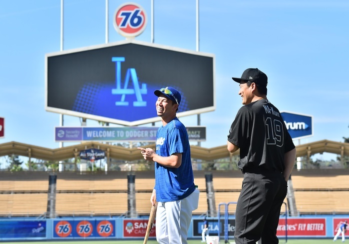 Dodgers vs. Yankees Masahiro Tanaka  R  of the Yankees and Kenta Maeda of the Dodgers chat during pre game practice on August 23, 2019. Dodger Stadium, Los Angeles, California, USA  photo date 20190823  location Los Angeles, California, USA Masahiro Tanaka  R  of the Yankees and Kenta Maeda of the Dodgers chat during pre game practice at Dodger Stadium on August 23, 2019 in Los Angeles, California, USA  photo date 20190823  photo location Los Angeles, California, USA