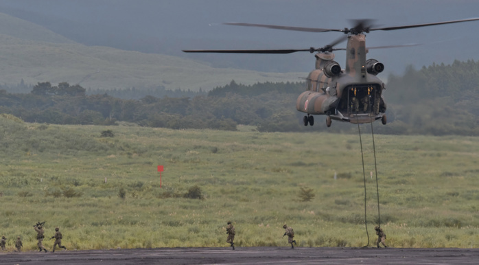 Fuji Firepower Exercise 2019 A members of Japan s Ground Self Defense Force performing heliborne operations during the Fuji Firepower Exercise 2019  at the Higashi Fuji training field in Shizuoka, Japan on August 25, 2019. The annual Exercise involves some 2,400 person, 80 tanks and armoured vehicles.