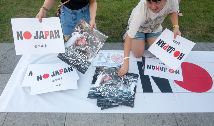 Rally to denounce Japanese Prime Minister Shinzo Abe and his regime in Seoul Anti Japanese government rally, August 24, 2019 : Anti Japanese government signs are seen during a rally to denounce Japanese Prime Minister Shinzo Abe and his regime in Seoul, South Korea. Hundreds of people attended the rally. Signs read, No Japan : Native Japanese Pirate Raiders   top L  and  No Liberty Korea Party : Japanese Pirate Raiders who are from Japan and domiciliated in Korea   bottom R . Jahan stands for South Korea s main opposition Liberty Korea Party  LKP .  Photo by Lee Jae Won AFLO   SOUTH KOREA 