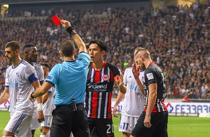 Ante Rebic Eintracht Frankfurt erkl rt Schiedsrichter Orel Grinfled dass er Torwart Matz Sels R Eintracht Makoto Hasebe remonstrates with referee after showing a red card to Ante Rebic during the UEFA Europa League Play off 2nd leg match between Eintracht Frankfurt 3 0 RC Strasbourg at Commerzbank Arena in Frankfurt am Main, Germany, August 29, 2019.  Photo by AFLO  