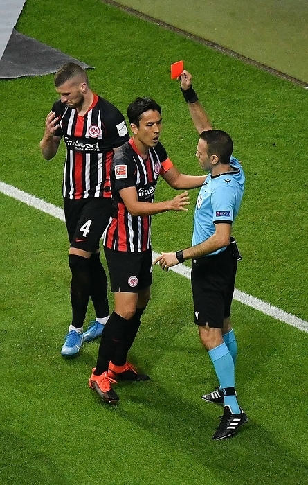 29 08 2019 xmhx Fussball UEFA Europa League Quali Eintracht Frankfurt Racing Strassburg emspor Eintracht Makoto Hasebe remonstrates with referee after showing a red card to Ante Rebic during the UEFA Europa League Play off 2nd leg match between Eintracht Frankfurt 3 0 RC Strasbourg at Commerzbank Arena in Frankfurt am Main, Germany, August 29, 2019.  Photo by AFLO  