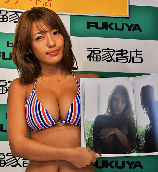 Hashimoto Rina launches new photo book Japanese pin up model Hashimoto Rina pose for photographers during launch event for her new photo book  Love Contrast  at Fukuya Bookstore Shinjuku Subnade in Tokyo, Japan on August 31.