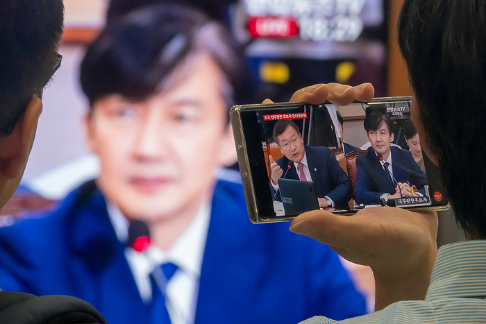 People at the Seoul railway station in Seoul watch confirmation hearing on South Korea s justice minister nominee Cho Kuk being broadcast live Cho Kuk, September 6, 2019 : People at the Seoul railway station in Seoul, South Korea, watch confirmation hearing on South Korea s justice minister nominee Cho Kuk being broadcast live from the National Assembly. The National Assembly legislation and judiciary committee held the session on Sep 6, almost a month after President Moon Jae In nominated his former aide as justice minister, who is a symbolic figure for the liberal government s judiciary reform drive. The main opposition Liberty Korea Party demanded Cho s withdrawal with suspicions surrounding personal matters but President Moon is expected to appoint Cho in the coming days as Cho appears not to have broken any laws despite the controversy, according to local media.  Photo by Lee Jae Won AFLO   SOUTH KOREA 