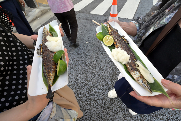 Sunfish Festival in Meguro: 7,000 saury served September 8, 2019, Tokyo, Japan   Blue haze and the appetizing smell of roasting saury of lots of fat fill the street of Tokyo s Meguro, telling Some 7,000 bountiful catch of the autumn delicacy from Miyako, northeast of Japan, were roasted with charcoal from Wakayama, western Japan, and served with home grown citrus from Tokushima, southern Japan,  Photo by Natsuki Sakai AFLO  AYF  mis 