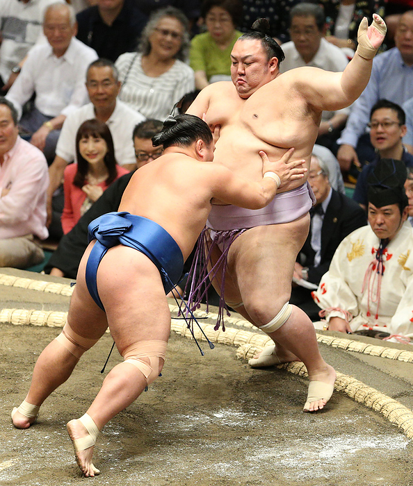Sumo Tournament, Autumn Tournament, 1st day Teruyoshi defeats Yuki Kotoyuki  right  with an oshidashi on the first day of the Grand Sumo Tournament, September 8, 2019 date 20190908 place Ryogoku Kokugikan