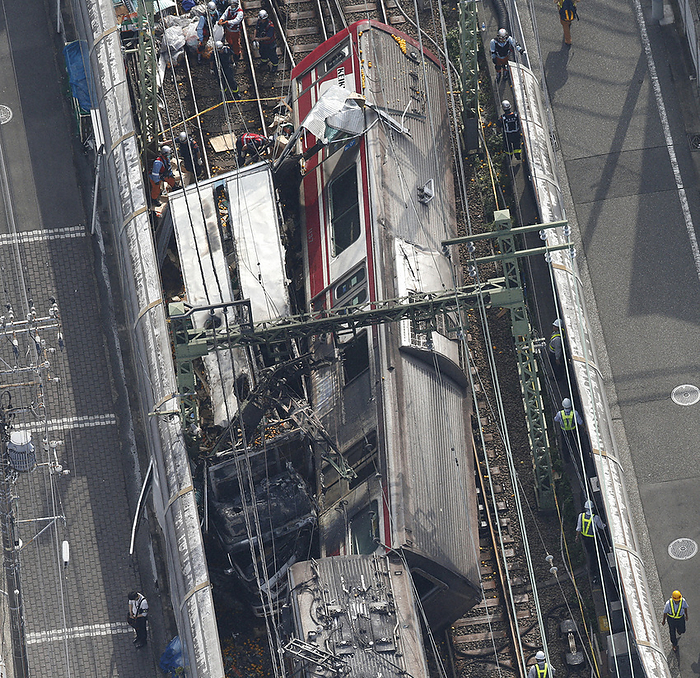 Train derailed in a collision between a train and a truck at the crossing between Kanagawa Shinmachi and Nakakido Stations of Keikyu Electric Railway. A train derailed in a collision between a train and a truck at the crossing between Kanagawa Shinmachi and Nakakido Stations of Keikyu Electric Railway in Kanagawa Ward, Yokohama, 2049. From a helicopter at the head office at 2:52 p.m. on September 5