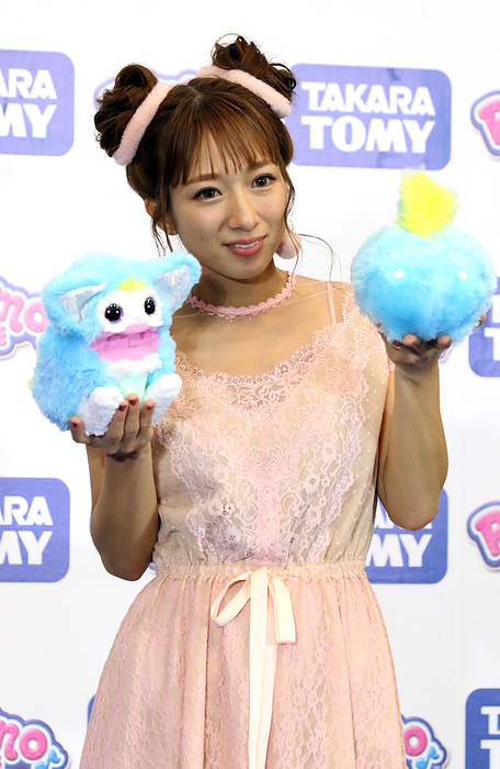Japanese TV personality Nozomi Tsuji and impersonator Ringo chan display Tomy s surprise toy Rizmo September 12, 2019, Tokyo, Japan   TV personality Nozomi Tsuji attends a promotional event of Japanese toy maker Tomy s new surprise toy  Rizmo  in Tokyo on Thursday, September 12, 2019. Rizmo grows with user s voice and sing and changes its appearance.     Photo by Yoshio Tsunoda AFLO 