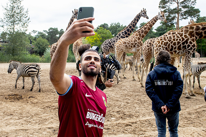 Netherlands, voetbal, football, photocall Vitesse Vitesse player Oussama Tannane making a selfie before the team photo of Vitesse in Airborne outfit at Burgers  Zoo in Arnhem, Netherlands, September 18, 2019.  Photo by Pro Shots AFLO 