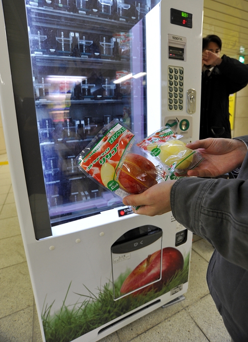 Japan s First Apple Vending Machine Appeared at Kasumigaseki Subway Station January 20, 2011, Tokyo, Japan   A commuter buys packed pre cut pieces of apple from a dispenser at a subway station in Tokyo on Thursday, January 20, 2011. Japan, the vending machine paradise of the world with a population of 127,522,000, has about 521 million vending machines, that s roughly  Photo by Natsuki Sakai AFLO  3615   mis 