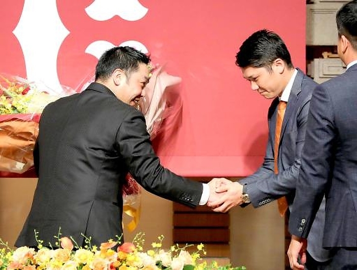 2019 Pro Baseball Giants Abe Retires from Baseball Retirement press conference of Shinnosuke Abe of the Giants. Shinnosuke Abe receives a bouquet of flowers from Hayato Sakamoto and shakes hands. Photo taken September 25, 2019, at the Imperial Hotel Tokyo. 