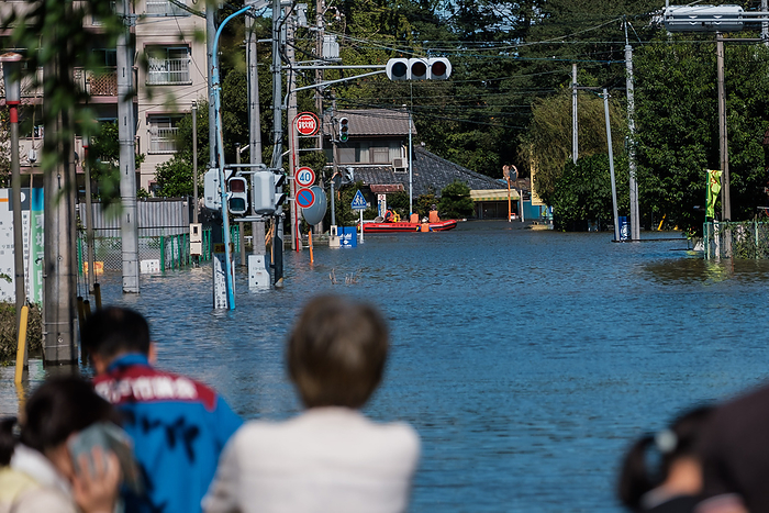 Japan, Typhoon Hagibis aftermath flood People look at a rescue team in a boat in an area flooded in Kawagoe city, in Japan on October 13, 2019. Powerful typhoon Hagibis and aftermath flood ripped across the country, killing 11 people and dozen of missing persons. Kawagoe. October 13, 2019  Photo by Nicolas Datiche AFLO   JAPAN  FRANCE OUT