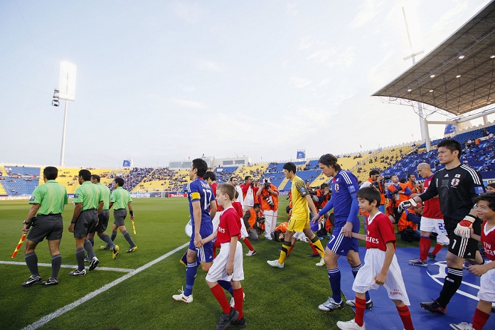 AFC Asian Cup 2011 Semifinals Japan team group  JPN , JANUARY 25, 2011   Football : Makoto Hasebe of Japan enters the pitch bofore the  AFC Asian Cup semi final soccer match between Japan 2 2  PK 3 0   South Korea at Al Gharafa Stadium  in Doha, Qatar.  Photo by AFLO SPORT   1090 