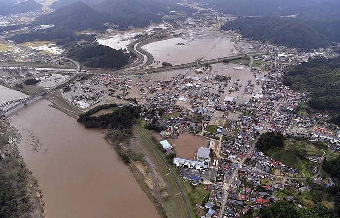 Typhoon No. 19 damages various areas in eastern Japan. Abukuma River  left  and other rivers flooded the town of Marumori, Miyagi Prefecture, which remains inundated, at 0:17 p.m. on October 14, 2019, from the head office helicopter.