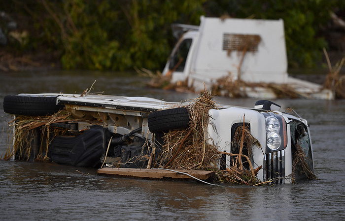 Typhoon No. 19 damages various areas in eastern Japan. A car washed away by Typhoon No. 19 in Marumori cho, Miyagi Prefecture, 2019. October 17, 4:18 p.m., photo by Takeshi Inokai