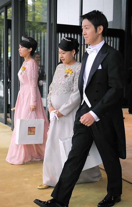 Accession Rites Ceremony attended by representatives of various circles Ayako Moriya, Kei, and Noriko Senke leave the palace after the  Accession Rei Shoden Ceremony  is over, with Ayako Moriya and her husband, Noriko Senke, about to give birth, at the south car portico of the palace, Imperial Palace, October 22, 2019  photo by Koichiro Tezuka .