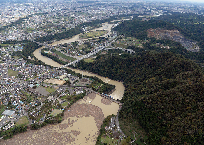  Sagamihara, Kanagawa Prefecture: Emergency release of water from the Shiroyama Dam after Typhoon No. 19. The Shiroyama Dam  foreground , where an emergency discharge of water was made on October 12. Watershed municipalities in the Sagami River  back  were confused because information on the emergency discharge changed two or three times, photographed by Akito Miyamoto from a Head Office helicopter on October 20, 2019 in Midori Ward, Sagamihara City.