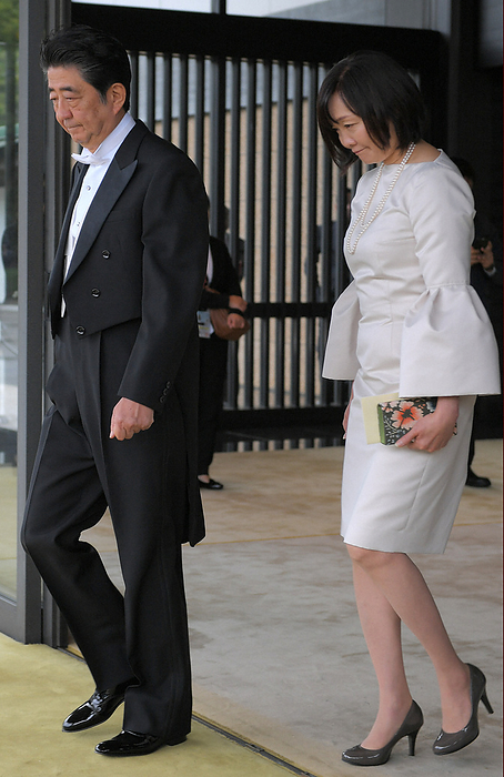 Accession Rites Ceremony attended by representatives of various circles Prime Minister Shinzo Abe and his wife Akie leave the palace after attending the coronation ceremony of the accession to the throne, at the palace s south car portico, October 22, 2019, 1:44 p.m. Photo by Koichiro Tezuka.