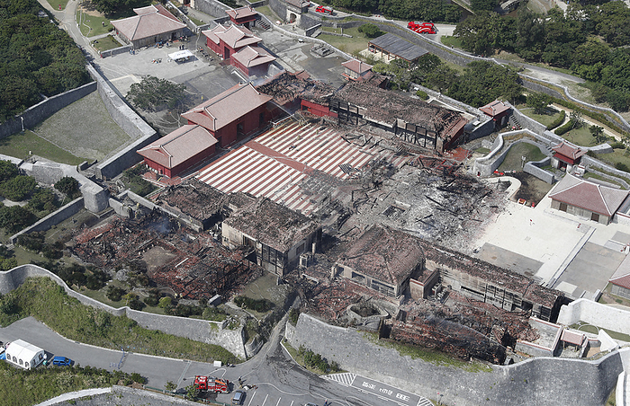 Fire at Shuri Castle Shuri Castle, which collapsed after a fire destroyed the main hall and other buildings, in Naha City at 0:32 p.m. on October 31, 2019  from the head office helicopter .