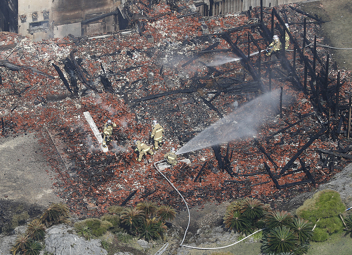 Fire at Shuri Castle Shuri Castle, where the main hall and other buildings were completely destroyed by fire, is being extinguished at 0:29 p.m. on October 31, 2019, in Naha City  from the head office helicopter .
