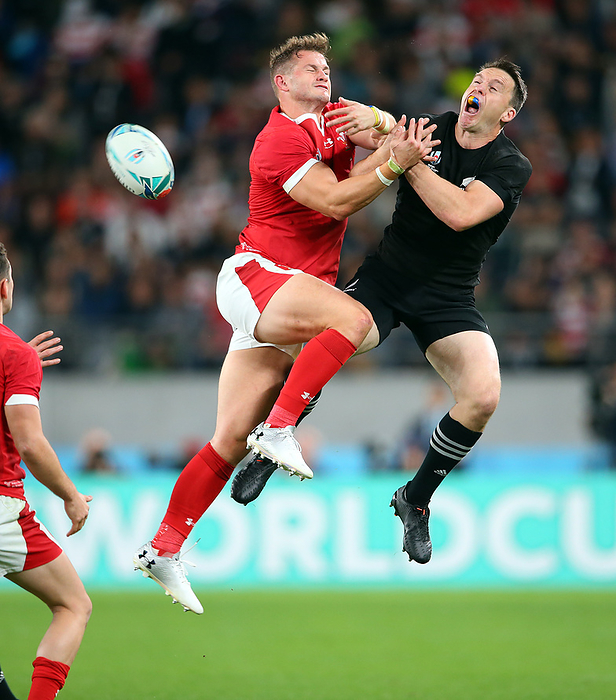 2019 Rugby World Cup 3rd Place Match Rugby World Cup 2019 Japan, New Zealand vs Wales New Zealand WTB Ben Smith  B Smith   right  and Wales FB Hallam Amos compete in the air, November 1, 2019  photo date 20191101  photo location Ajinomoto Stadium
