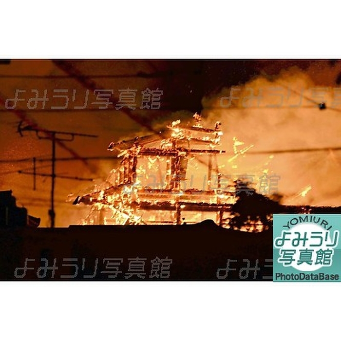  Shurijo Castle burns down Shuri Castle main hall on fire   Naha City, 2019  Shurijo Castle burns down Shurijo Castle s main hall on fire in Naha City, Japan, October 31, 2019, photo taken November 1, 2019, published on the western front page of the November 1 morning edition.   Print headline  Shuri Castle Burned Down: Seven Buildings, Including Main Hall, in Naha City.   Report At around 2:40 a.m. on October 31, a fire broke out at Shuri Castle in the ruins of Shuri Castle, a World Heritage Site in Naha City, destroying seven buildings totaling approximately 4,800 square meters, including the three story wooden Seiden  main building . Fifty nine fire trucks were dispatched and 229 people worked to extinguish the fire, which was extinguished at 1:30 p.m. on the same day. One firefighter was taken to the hospital due to dehydration, but he did not survive. The Okinawa Prefectural Police and other authorities will conduct an on the spot investigation on the morning of January 1.