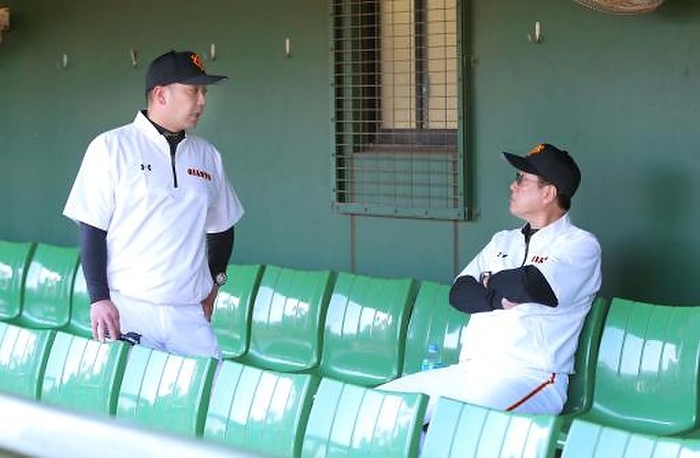 Giants Fall Practice Second team manager Shinnosuke Abe talks with Giants manager Tatsunori Hara  right  as he observes from the bench. At Giants stadium.Photo taken November 1, 2019. 