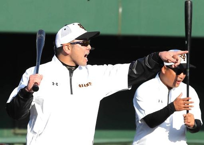 Giants Fall Practice Giants 2nd and 3rd team practice. Shinnosuke Abe, manager of the second team, gives a knock with a stern expression on his face. This is the first time he has given a knock since taking over as manager  Coach Shuichi Murata is in the back right . Taken November 2, 2019, at the Giants stadium. 
