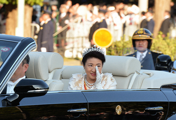 Her Majesty the Empress holding her eyes during the  Celebration Procession  parade. Her Majesty the Empress holds her eyes during the parade at the  Celebration Procession  to announce her accession to the throne, 3:13 p.m., Nov. 10, 2019, in Chiyoda Ward, Tokyo, Japan  photo by Kimitaka Takeichi.