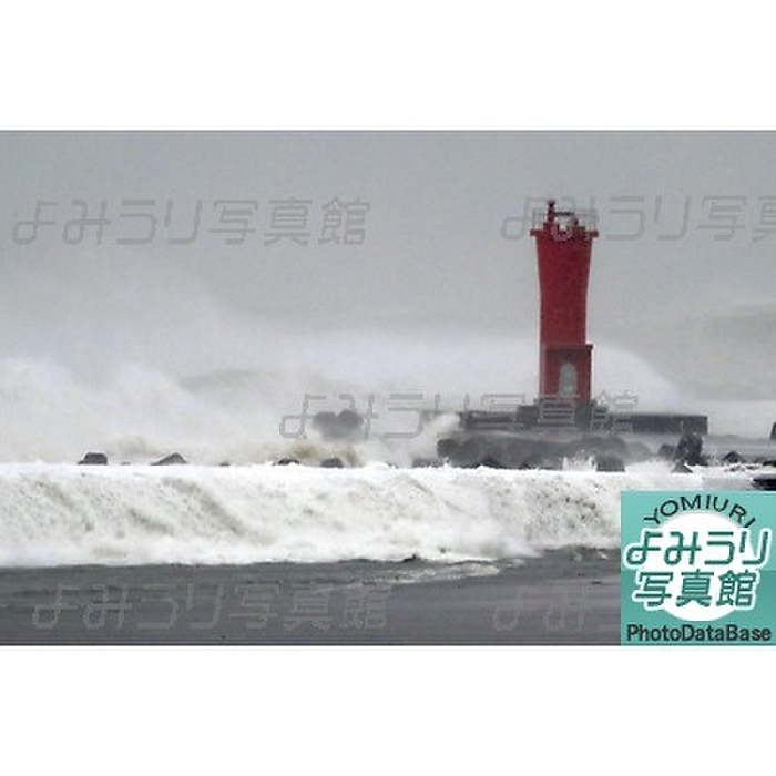 Large waves crashing on the embankment A large wave crashing on the embankment at 10:15 a.m. on December 12 in Tahara, Aichi Prefecture, Japan.