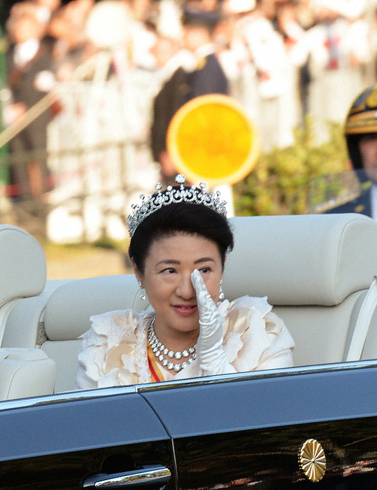 Empress Masako holds her eyes during the  Celebration Procession,  a parade to announce the Emperor s accession to the throne. Empress Masako holds her eyes during the  Ceremony of Congratulatory Procession,  a parade to announce the accession to the throne of His Majesty the Emperor, in Chiyoda Ward, Tokyo, November 10, 2019, 3:13 p.m. Photo by Kimitaka Takeichi.