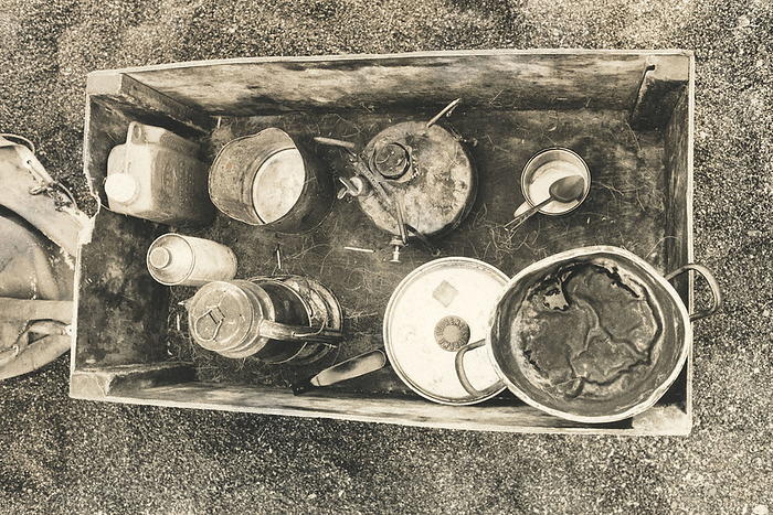 Naomi Uemura Arctic Circle 12,000km Solo Journey Lifestyle Tools Uemura s daily utensils used in the sea ice field. Oil, lamps, stoves, and nabes. May 09, 1976