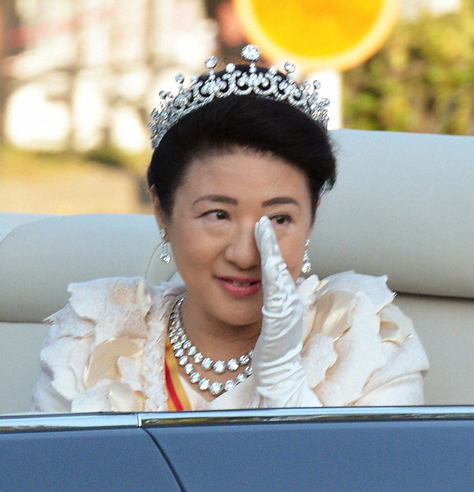 The Empress holds her eyes in the car during the coronation parade. Empress Masako holds her eyes in her car at 3:13 p.m. on Nov. 10, 2019, in Chiyoda Ward, Tokyo, photo by Kimitaka Takeichi.