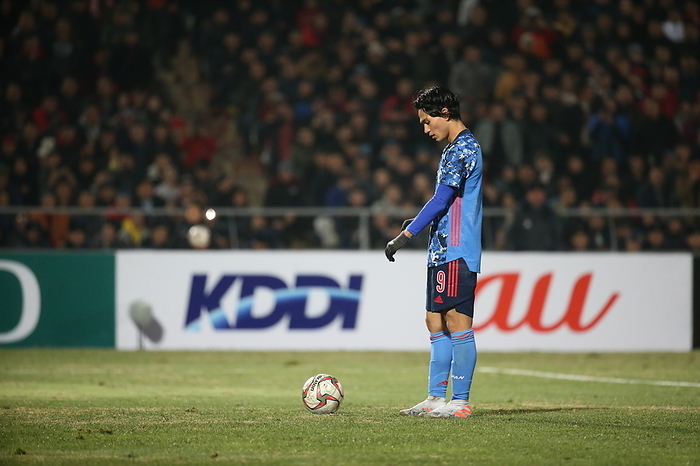 2022 FIFA World Cup Asia 2nd Preliminary Round Japan s Takumi Minamino prepares to take a penalty kick during the FIFA World Cup Qatar 2022 Asian Qualifier Second Round Group F match between Kyrgyzstan 0 2 Japan at Dolen Omurzakov Stadium in Bishkek, Kyrgyzstan, November 14, 2019.  Photo by JFA AFLO 