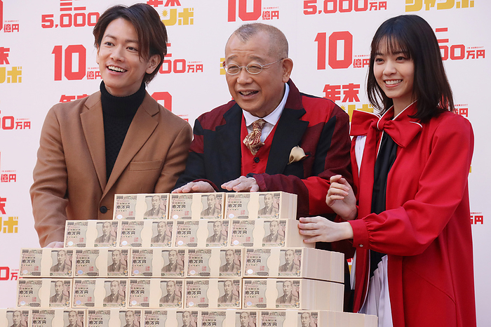 1 billion yen  Year end lottery  tickets  go on sale November 20, 2019, Tokyo, Japan    L R  Japanese actor Takeru Sato, actor and rakugo comedian Shofukutei Tsurube and actress Nanase Nishino pose for photo with 1 billion yen cash as the first tickets of 1 billion yen  Year end lottery  go on sale in Tokyo on Wednesday, November 20, 2019. Thousands of punters queued up for tickets in the hope of becoming a billionaire.     Photo by Yoshio Tsunoda AFLO 