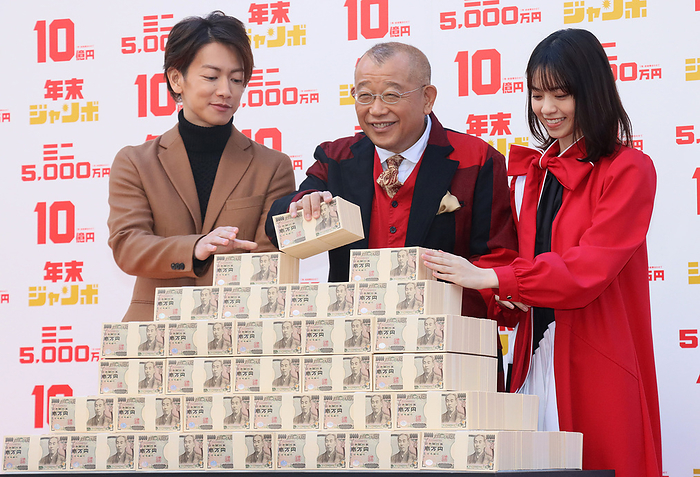 1 billion yen  Year end lottery  tickets  go on sale November 20, 2019, Tokyo, Japan    L R  Japanese actor Takeru Sato, actor and rakugo comedian Shofukutei Tsurube and actress Nanase Nishino pose for photo with 1 billion yen cash as the first tickets of 1 billion yen  Year end lottery  go on sale in Tokyo on Wednesday, November 20, 2019. Thousands of punters queued up for tickets in the hope of becoming a billionaire.     Photo by Yoshio Tsunoda AFLO 