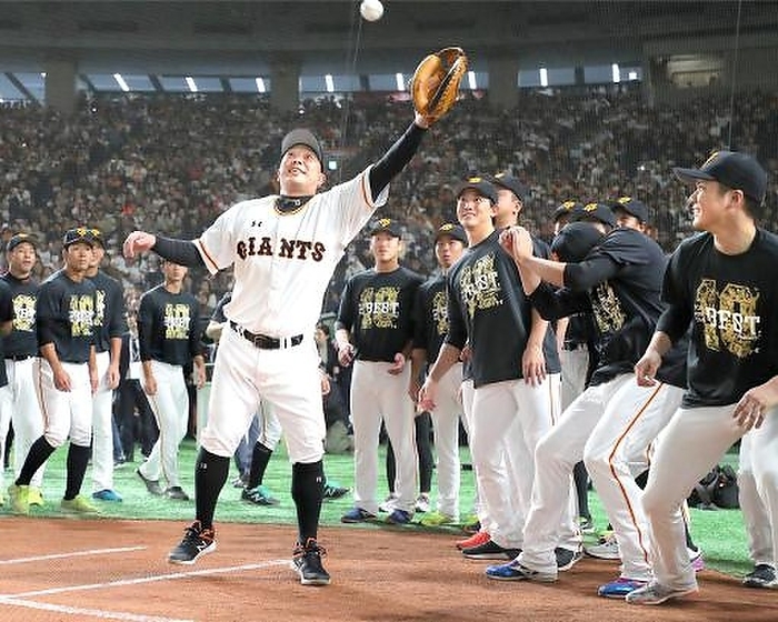 2019 Giants Fan Fest Giants Fan Fest 2019 supported by DAZN. Giants 2 gun manager Shinnosuke Abe receives the last pitch from his son. At Tokyo Dome.Photo taken November 23, 2019. 