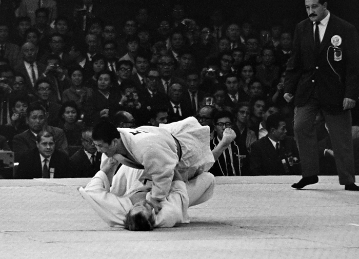 1964 Tokyo Olympics Judo Men s lightweight final: Nakatani wins gold medal At 1 minute and 15 seconds into the final of the lightweight judo tournament, Enni  Switzerland  fell on his buttocks after a left kogai gari by Yuichi Nakatani  above , and Nakatani won the tournament with a combination of techniques.