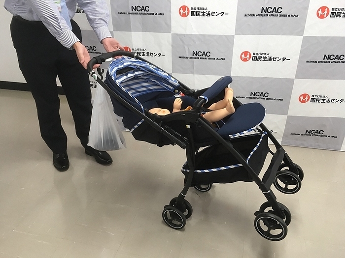 When luggage is placed on the handlebars, it is easy to lose balance and fall over. The National Consumer Affairs Center experimented with a doll on the handlebars. When luggage is placed over the handlebars, it is easy to lose balance and fall over. The National Consumer Affairs Center conducted an experiment with a doll on board, December 12, 2019, 2:12 p.m. in Minato Ward, Tokyo, Japan  photo by Reiko Oka.