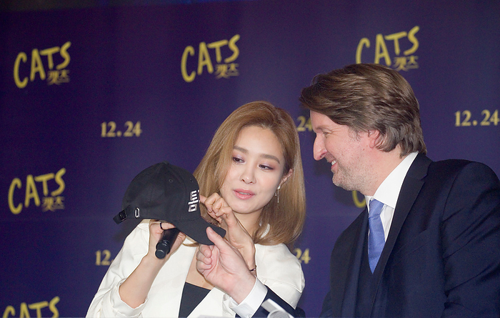 Press conference for musical fantasy film  Cats  in Seoul Tom Hooper and Oak Joo Hyun  Fin.K.L. , Dec 23, 2019 : A South Korean singer and musical theatre actress Oak Joo Hyun  L  presents a cap as a gift to Australian British film director Tom Hooper during a press conference for a musical fantasy film  Cats , which was directed by Hooper, in Seoul, South Korea. The cap reads, Director Tom .  Photo by Lee Jae Won AFLO   SOUTH KOREA 