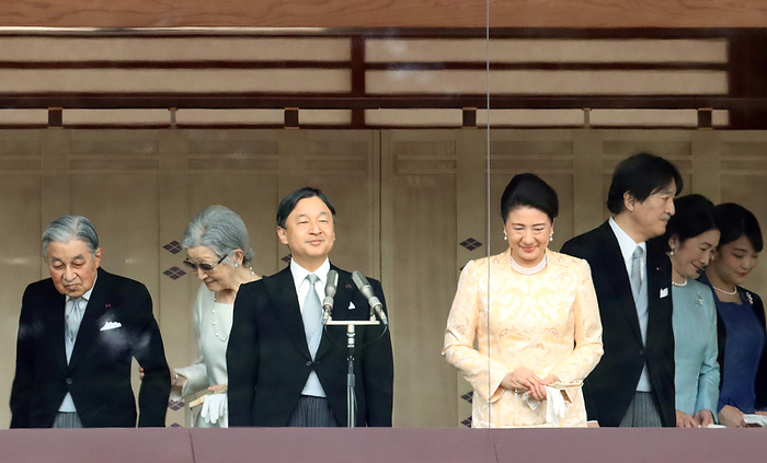 Emperor Naruhito and Imperial family members appear for New Year s greetings January 2, 2020, Tokyo, Japan   Japanese Emperor Naruhito  C, L  and Empress Masako  C, R  smile with Imperila family members for the New Year s greetings at the Imperial Palace in Tokyo on Thursday, January 2, 2020. 68,000 people visited the Imperial Palace on the day to congratulate the Imperial family for the New Year.     Photo by Yoshio Tsunoda AFLO 