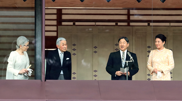 Emperor Naruhito and Imperial family members appear for New Year s greetings January 2, 2020, Tokyo, Japan   Japanese Emperor Naruhito  2nd R  delivers a speech while Empress Masako  R , former Emperor Akihito  2nd L  and former Empress Michiko look on for the New Year s greetings at the Imperial Palace in Tokyo on Thursday, January 2, 2020. 68,000 people visited the Imperial Palace on the day to congratulate the Imperial family for the New Year.     Photo by Yoshio Tsunoda AFLO 