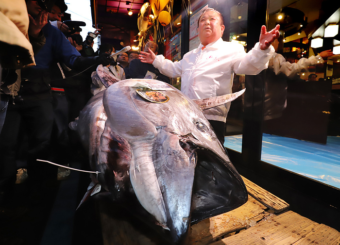 A 276kg bluefin tuna is dusplayed as it was traded with a price of 193 million yen at the New Year s auction January 5, 2020, Tokyo, Japan   Kiyoshi Kimura, president of sushi restaurant chain Sushi zanmai displays a 276kg bluefin tuna at his main restaurant in Tokyo on Sunday, January 5, 2020. The tuna was traded with a price of 193 million yen at the New Year s auction at Tokyo s Toyosu fish market on January 5.     Photo by Yoshio Tsunoda AFLO 