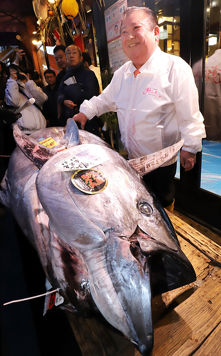 A 276kg bluefin tuna is dusplayed as it was traded with a price of 193 million yen at the New Year s auction January 5, 2020, Tokyo, Japan   Kiyoshi Kimura, president of sushi restaurant chain Sushi zanmai displays a 276kg bluefin tuna at his main restaurant in Tokyo on Sunday, January 5, 2020. The tuna was traded with a price of 193 million yen at the New Year s auction at Tokyo s Toyosu fish market on January 5.     Photo by Yoshio Tsunoda AFLO 